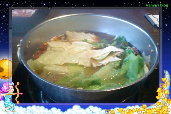 ＂聚＂之穎的蔬食套餐鍋，全都向內丟