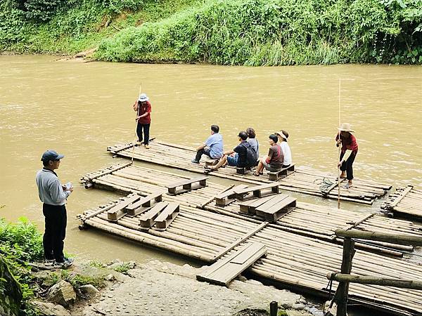 湄登大象學校-坐竹筏 (2).JPG