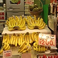 新宿某間水果攤~超級大串的香蕉