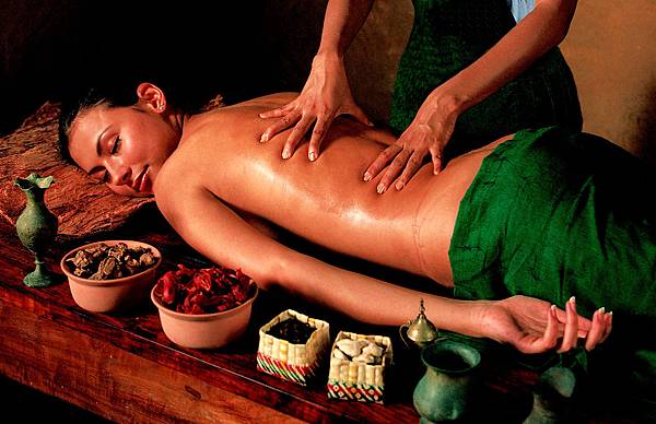 8_Reasons_Why_You_Need_an_Ayurvedic_Massage1.jpg