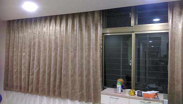 汐止茄興街遮光雙開窗簾訂做安裝.jpg 汐止茄興街遮光雙開窗簾訂做安裝.jpg