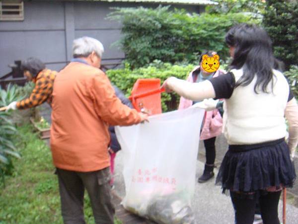 與幸市里里長一同整理社區公園