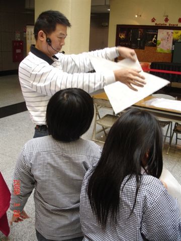 風箏博物館林新傳副館長教導學生製作風箏.JPG