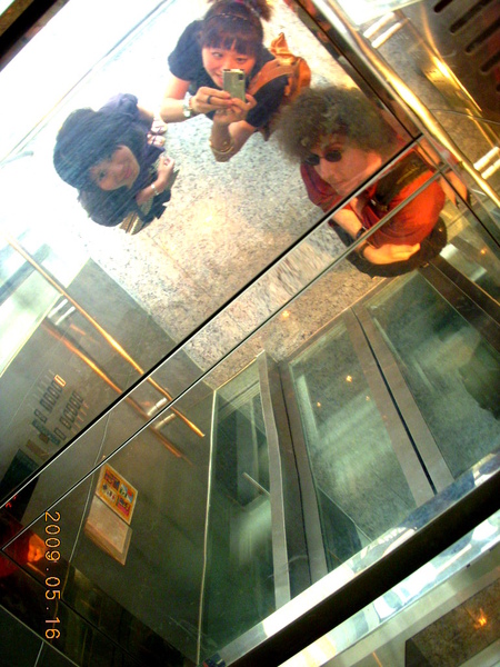 對著電梯上方亮片照相是我的最愛，麥當勞叔叔說這是藝術照