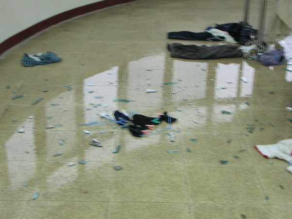 研二舍曬衣間窗戶被颱風爆破實況1