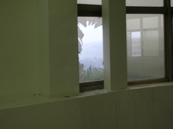 研二舍曬衣間窗戶被颱風爆破實況2