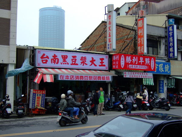 兩家互尬的早餐店