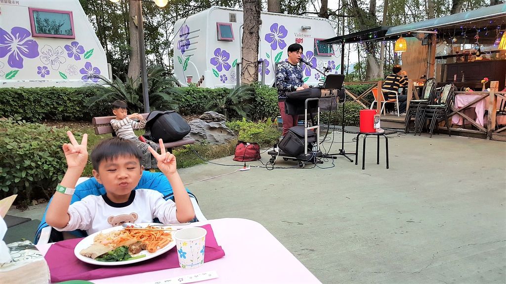 【嘉義親子住宿】詩情花園渡假村♥露營車一泊二食BBQ好吃又好