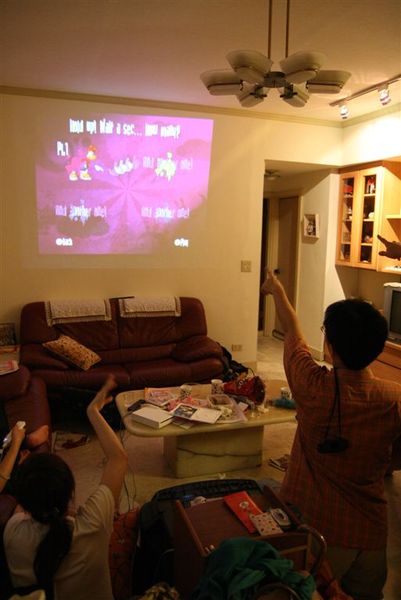 把Wii接上projector, Wii趴正式開始