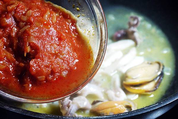 【Bambino義大利麵篇】番茄醬汁再利用-「海鮮蕃茄麻花捲麵」