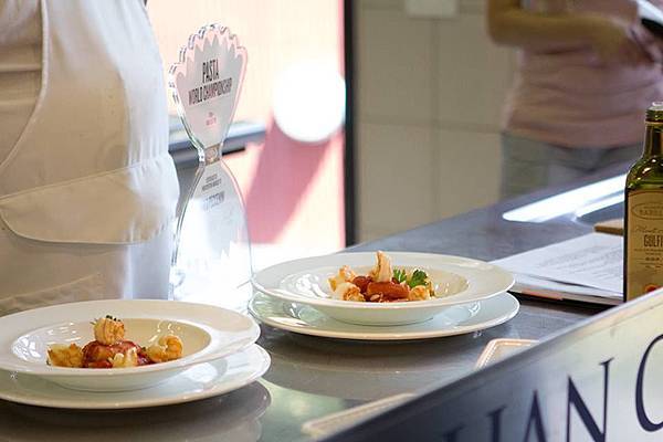 Rigatoni filled with pumpkin and prawn sauce