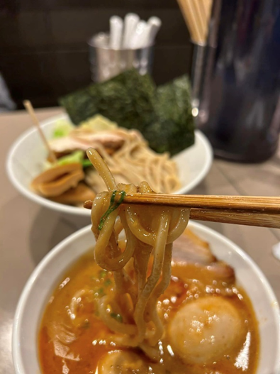 【日本東京】新宿排隊名店，超濃郁蝦沾麵〔つけ麺 五ノ神〕