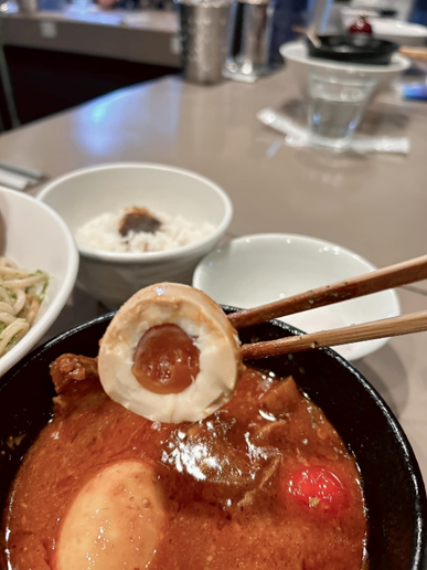 【日本東京】新宿排隊名店，超濃郁蝦沾麵〔つけ麺 五ノ神〕