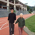 早上陪阿嬤操場散步..!XD