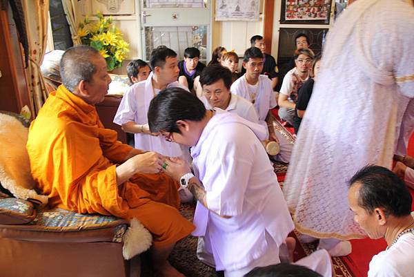 法力刺青大師阿贊內接受伏虎大師龍波本廟的住持加持與祈福名嘴眭澔平也來觀禮!! 法力刺青大師阿贊內接受伏虎大師龍波本廟的住持加持與祈福名嘴眭澔平也來觀禮!!