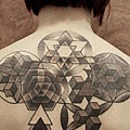 Fractals-and-Pointillism-–-Tattoos-von-Kenji-Alucky_pre-672x372