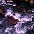 溪水流