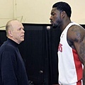 Head coach John Kuester talks to Ben Wallace..jpg