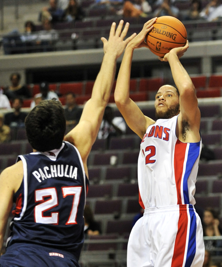 Pistons forward Tayshaun Prince shoots over Hawks center Zaza Pachulia in the first half..jpg