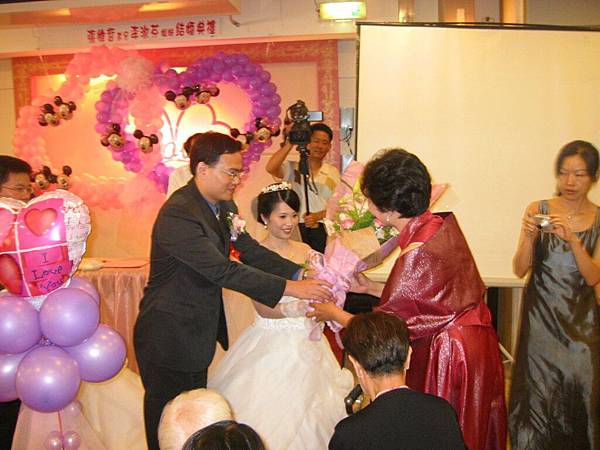 新娘獻花給婆婆