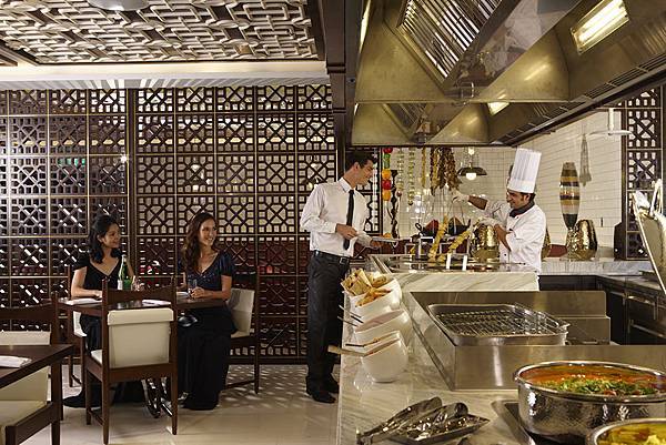 【六福旅遊集團】台北威斯汀六福皇宮絲路宴互動式料理餐廳擁有台灣少見,極具特色的印度區料理和各國百匯,超值加贈的位上主餐「乾式熟成牛排」更是一大亮點。.jpg 【六福旅遊集團】台北威斯汀六福皇宮絲路宴互動式料理餐廳擁有台灣少見,極具特色的印度區料理和各國百匯,超值加贈的位上主餐「乾式熟成牛排」更是一大亮點。.jpg