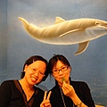 我跟學姊，還有背景是宜亞口中的鯨魚.JPG