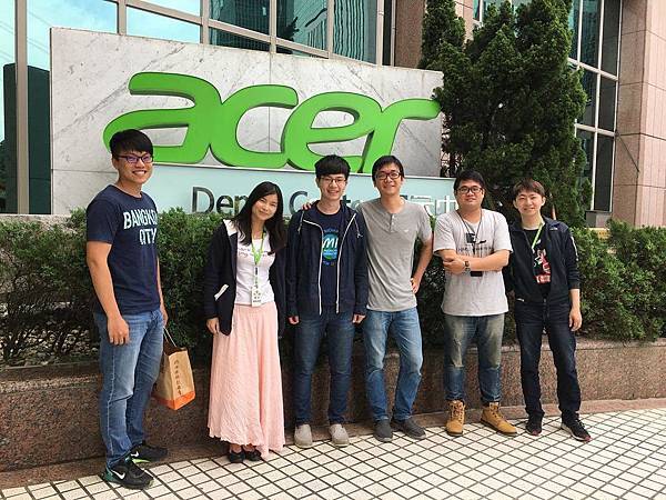 慈大醫資系4年級 黃立紘 (左3) 與 Acer 指導團隊留影 慈大醫資系4年級 黃立紘 (左3) 與 Acer 指導團隊留影