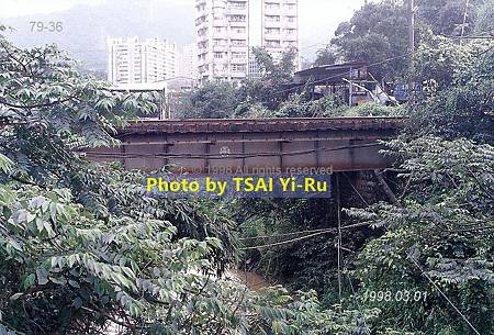 79-36M_汐止~南港間下寮溪橋(1898_𢪬倉坑溪橋_康誥坑溪橋_25°03%5C49.6N 121°39%5C07.0E_左側基隆方)_蔡宜儒攝19980301.jpg