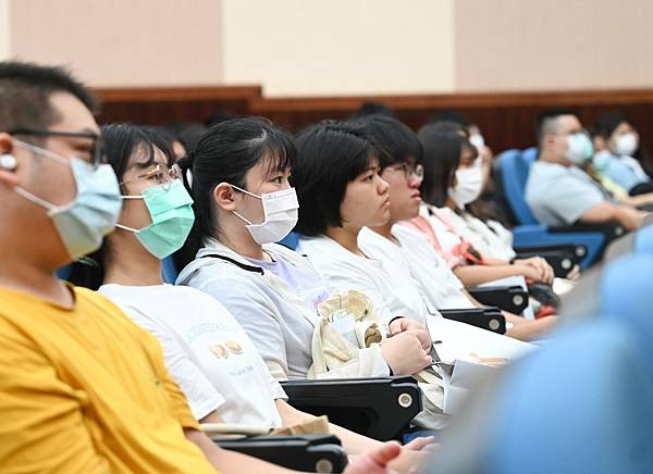 桃市府422名大專學生暑期工讀 蘇俊賓期許深入瞭解市政 將獲得不同視野2.jpg