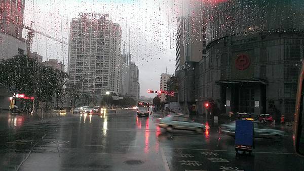 昆明清晨雨中街景