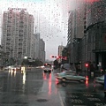 昆明清晨雨中街景