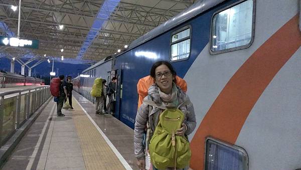 麗江到昆明的雙層臥鋪火車～這次是“真背包“