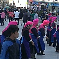 香格里拉廣場的民俗舞(每天都是自發的即興舞！奶奶們都穿傳統服裝唷）
