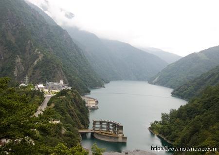 群山環繞中的德基電廠與德基水庫,暑假暑期寒假教師研習德基水庫德基電廠