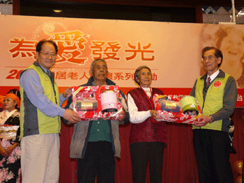 為愛發光台電副總經理林錦銓(右一)、一粒麥子基金會董事長 呂信雄 (左一)致贈七樣台電關懷禮品給參加歲末圍爐的長輩,由陳樹青阿嬤(右二)、柯差曆阿公(左二)代表接受。 為愛發光台電副總經理林錦銓(右一)、一粒麥子基金會董事長 呂信雄 (左一)致贈七樣台電關懷禮品給參加歲末圍爐的長輩,由陳樹青阿嬤(右二)、柯差曆阿公(左二)代表接受。