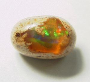 墨西哥所產的火蛋白，常與周邊的礦物一起切磨成凸面狀，也稱為Matrix Opal
