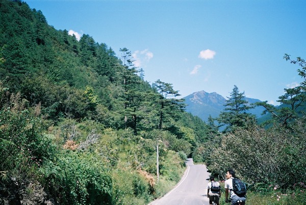 往雪山叉路口前進