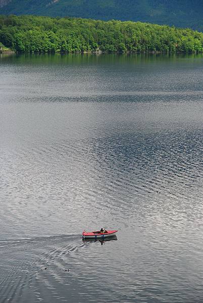 一葉扁舟劃過湖上