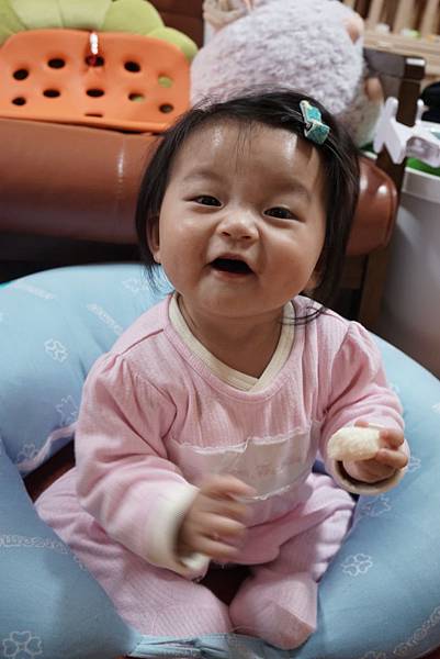 20160217八個半月大可以坐得穩囉