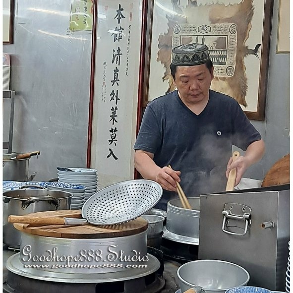 北市-(中正)延平南路清真黃牛肉麵館-廚師.jpg