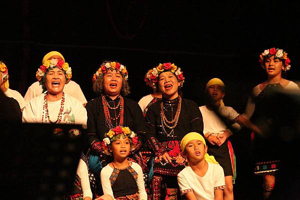 灣聲樂團與知本卡大地布lralrak樂舞團