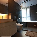 bathroom02.jpg