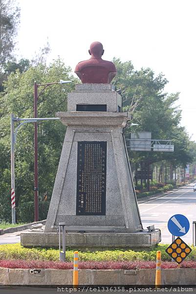 中央公路小徑圓環胡璉將 軍紀念銅像