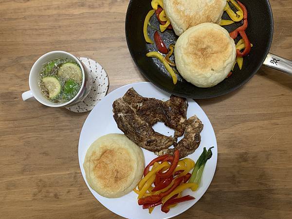 假日的早午餐小日常：香料煎雞胸＋檸檬白毫烏龍
