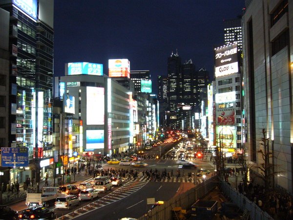 鬧熱的新宿街景