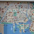 關內站橫濱街道的地圖,  站在地圖前面研究等會兒要往那邊去??