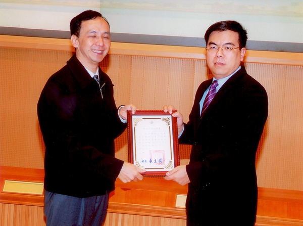 總經理彭啟明博士和新北市長朱立倫合影 總經理彭啟明博士和新北市長朱立倫合影