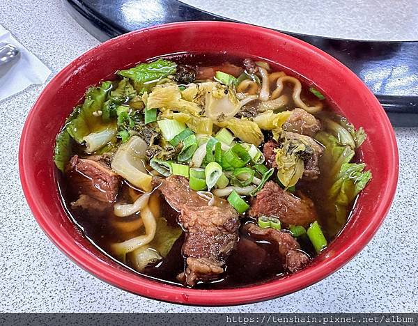 【花蓮新城-台灣牛肉麵】綠葉勝紅花，排骨飯比牛肉麵更好吃！