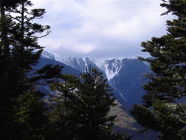 雪山崩谷