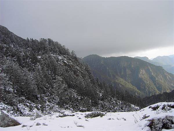 雪山崩谷